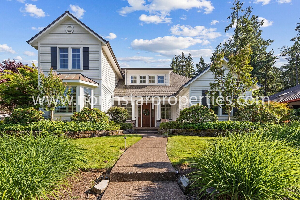 Foto principal - Custom Built Lake Oswego Home Near Lakerid...