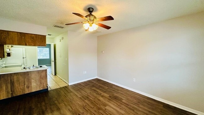 Foto del edificio - 979 BERKLEY ROAD Unit #3, AUBURNDALE, Flor...