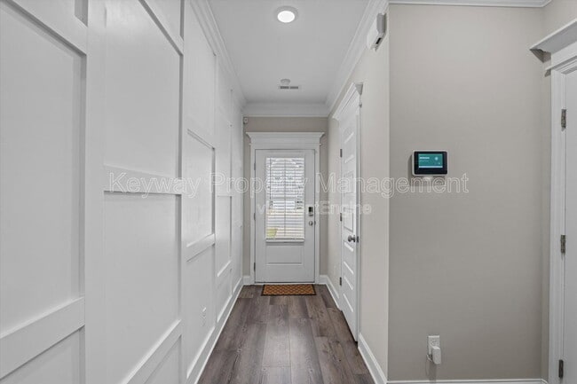 Building Photo - 1043 Linsmore Ave