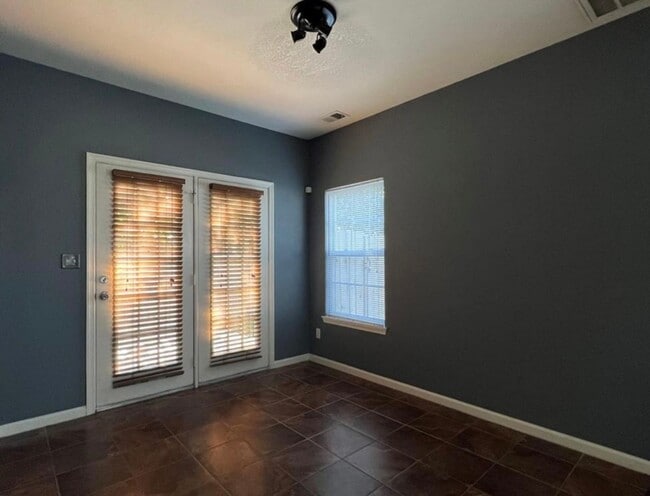 Building Photo - End Unit Townhouse Near Town Center VB