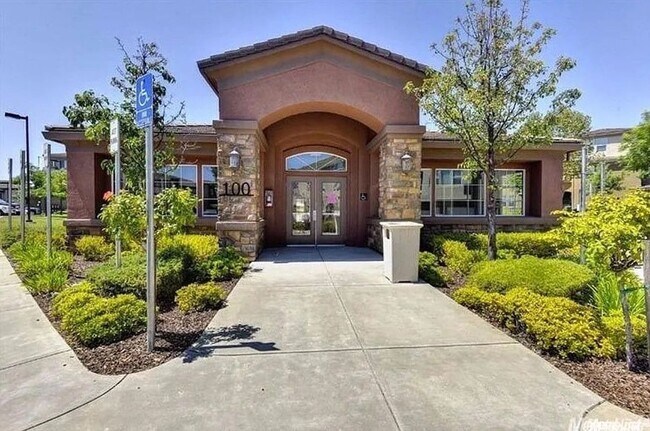 Foto del edificio - Updated 2BR/2BA Condo with Garage in Prime...