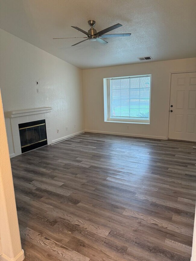 Foto del edificio - Charming 3 bedroom 2 bathroom home located in Corcoran