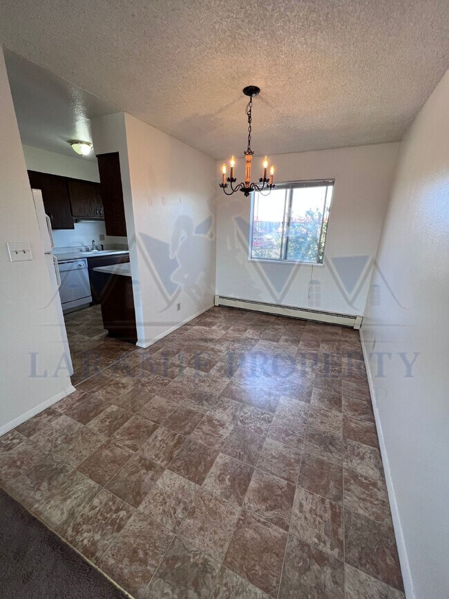 Building Photo - 2 Bed 1.5 Bath Townhouse Style Apartment