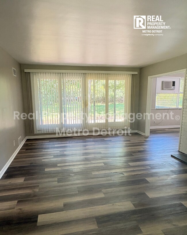 Building Photo - 3-Bedroom Single-Family Home in Beverly Hills, Michigan