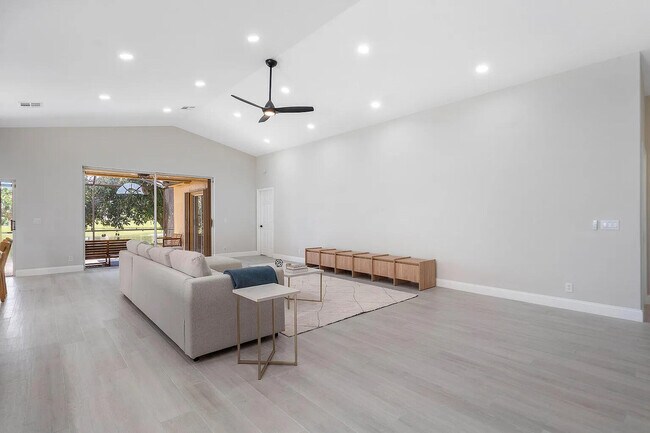 Foto del edificio - 8031 Nadmar Ave