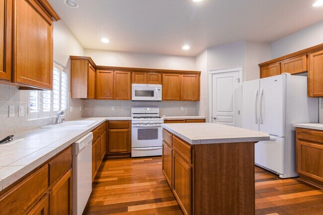 Building Photo - Beautiful 4 bedroom 2.5 bathroom home-Skyv...