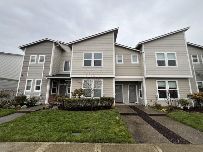 Foto del edificio - Stylish Two-Story Living with Fireplace, Island Kitchen & Private Primary Suite