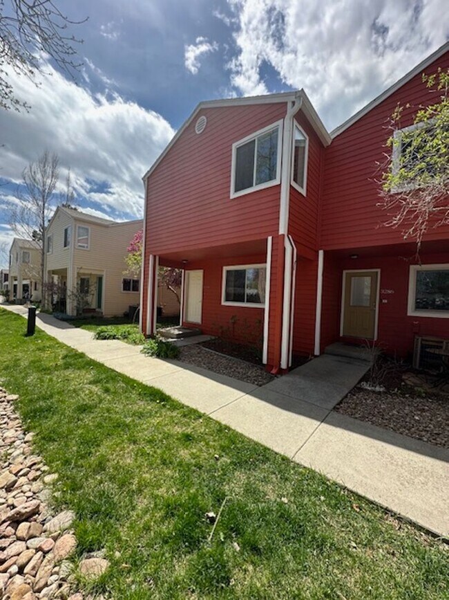 Building Photo - 3BD/2.5BA Townhouse w/ Covered Parking & B...