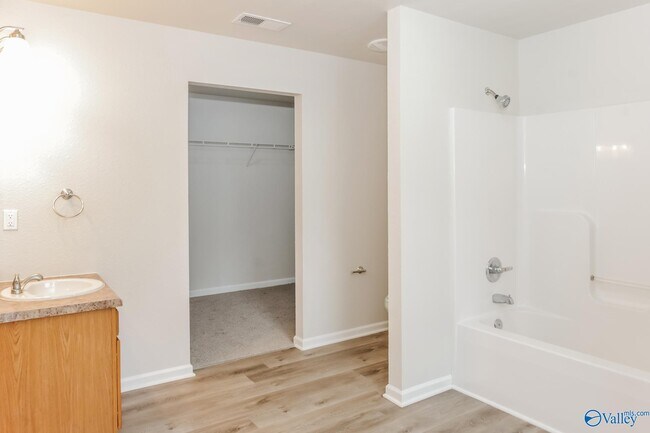 Foto del edificio - 215 Farmington Dr