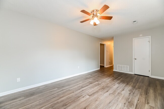 Foto del edificio - 7720 Mendelwood Dr