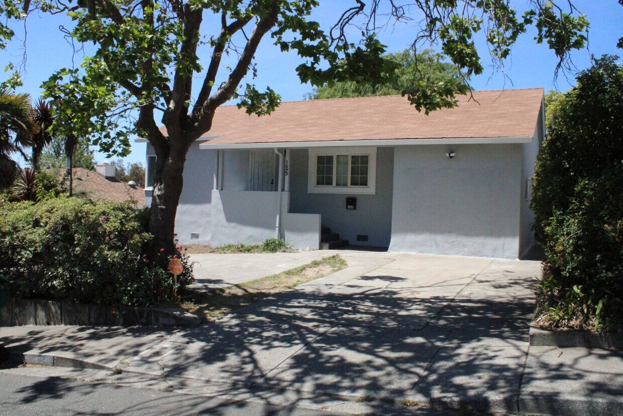 New New New! 3 Bedroom, 1 1/2 Bathroom Ho... - New New New!  3 Bedroom, 1 1/2 Bathroom Ho...