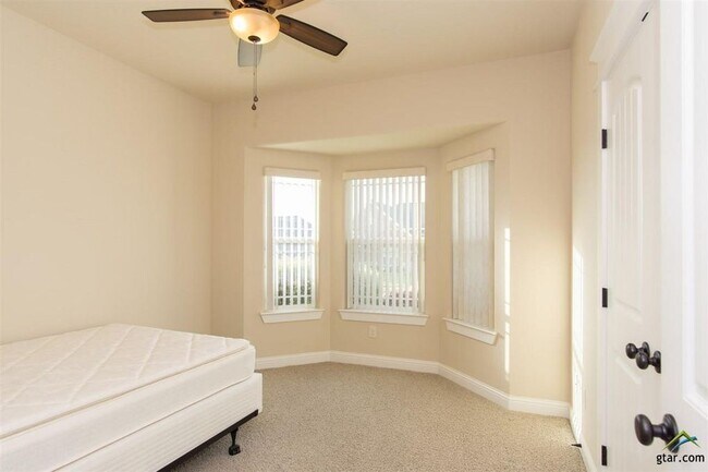 Building Photo - 713 White Bear Trl