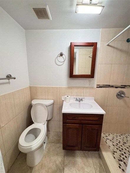 Foto del edificio - 1019 E 230th St