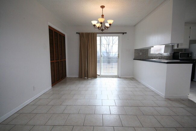 Building Photo - 412 Bridle Path Road