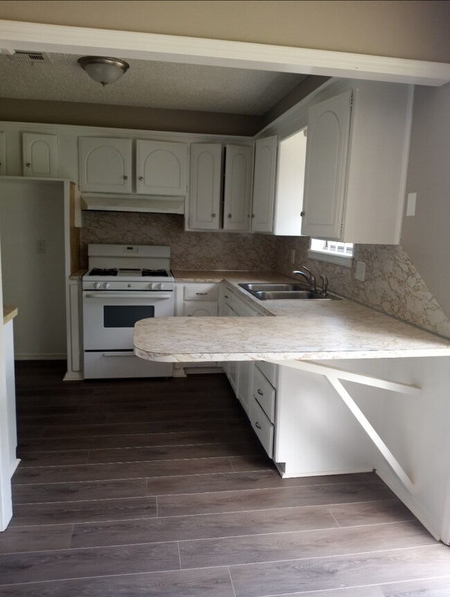 Foto del edificio - Charming 5-bedroom, 1.5-bathroom Home Avai...