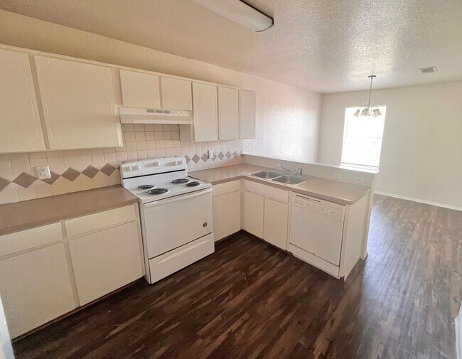 Building Photo - AVAILABLE MID AUGUST! SECTION 8 ACCEPTED