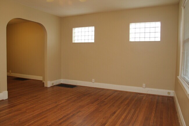 Foto del edificio - 6111 Crescent Ave