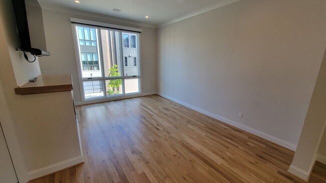 Building Photo - 2 Bed, 2.5 Bath Townhome Available in Down...