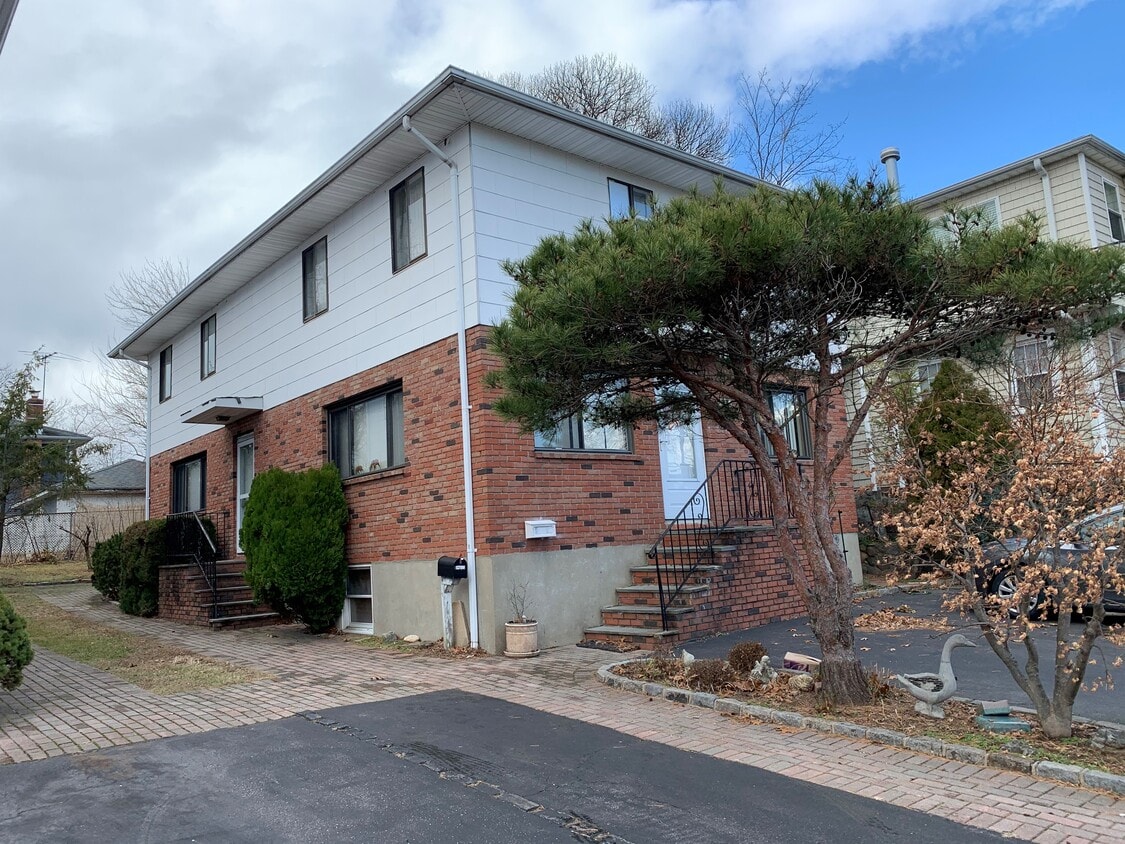 Primary Photo - 33 Hickory Rd