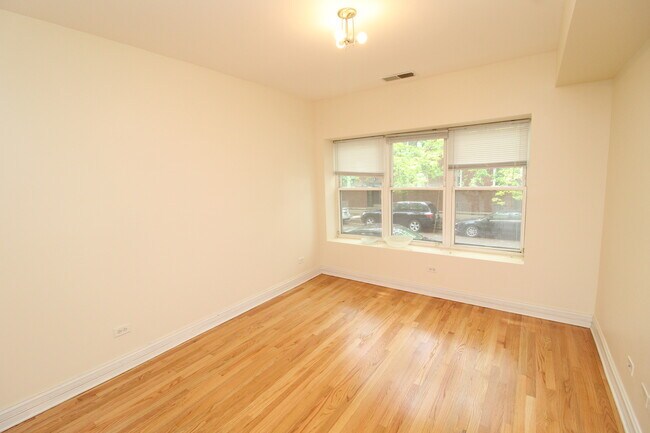 Foto del edificio - 2642 W George St