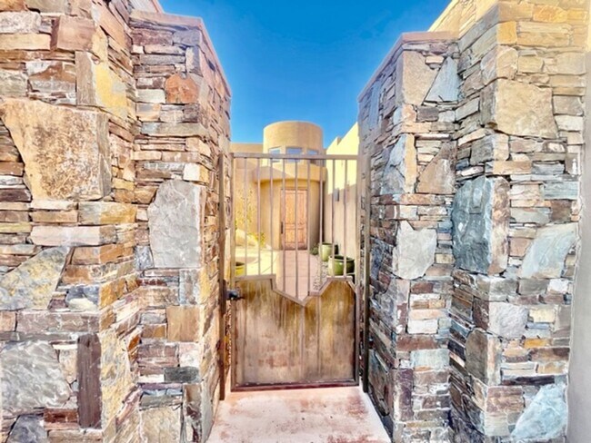 Foto del edificio - Beautiful Fully Furnished home in an Exclu...