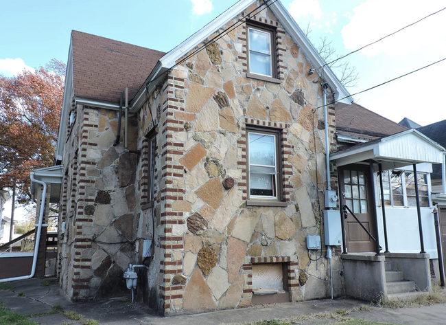 Building Photo - 825 N Grant Ave