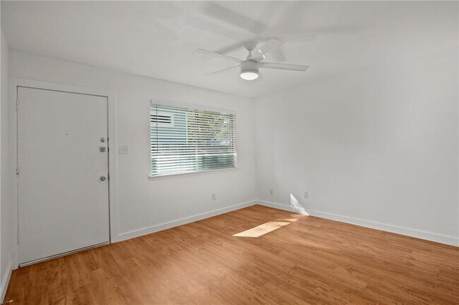 Foto del edificio - 404 W 35th St