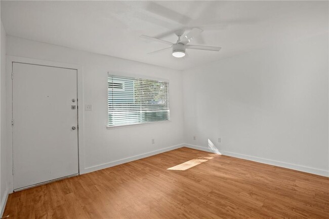 Building Photo - 502 W 35th St