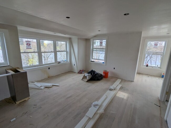 Building Photo - 105 Shore Dr