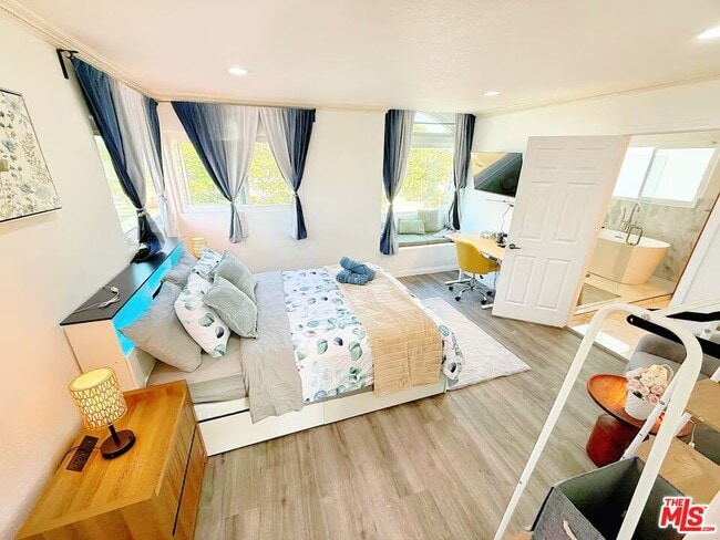 Foto del edificio - 15213 Daphne Ave