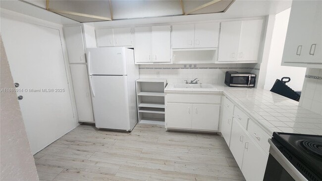 Building Photo - 1301 NE Miami Gardens Dr