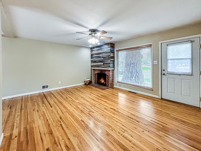 Building Photo - $0 DEPOSIT OPTION. CHARMING 3-BEDROOM HOME NEAR CHERRY CREEK TRAIL AND COOK PARK