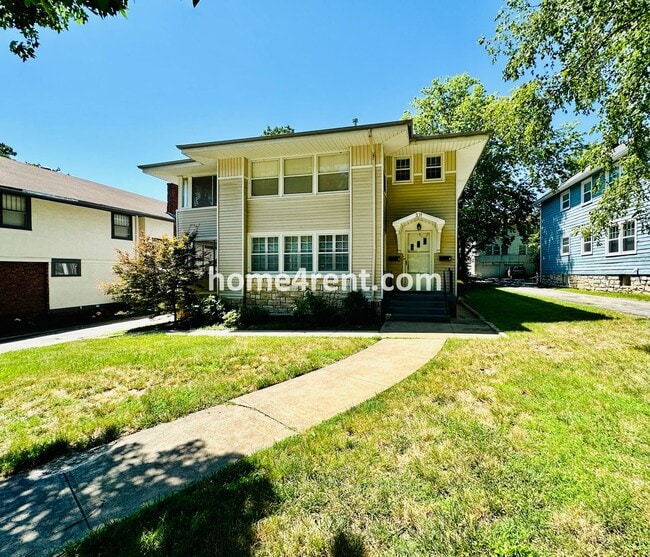 Building Photo - First Level Condo, Just Off the Plaza with...