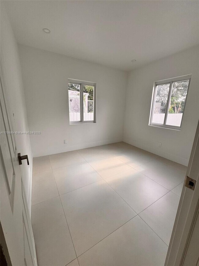 Building Photo - 3 bedroom in Miami FL 33150