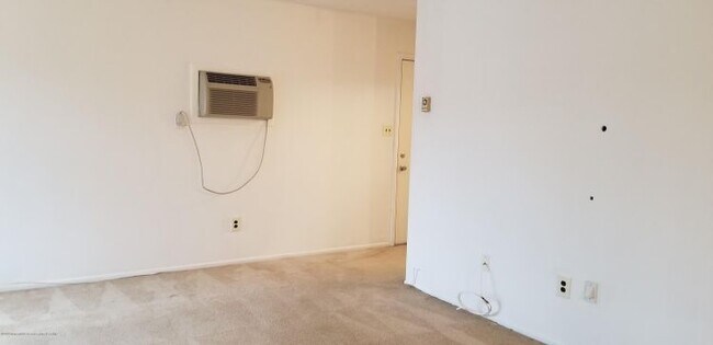 Building Photo - 120 Amberly Dr