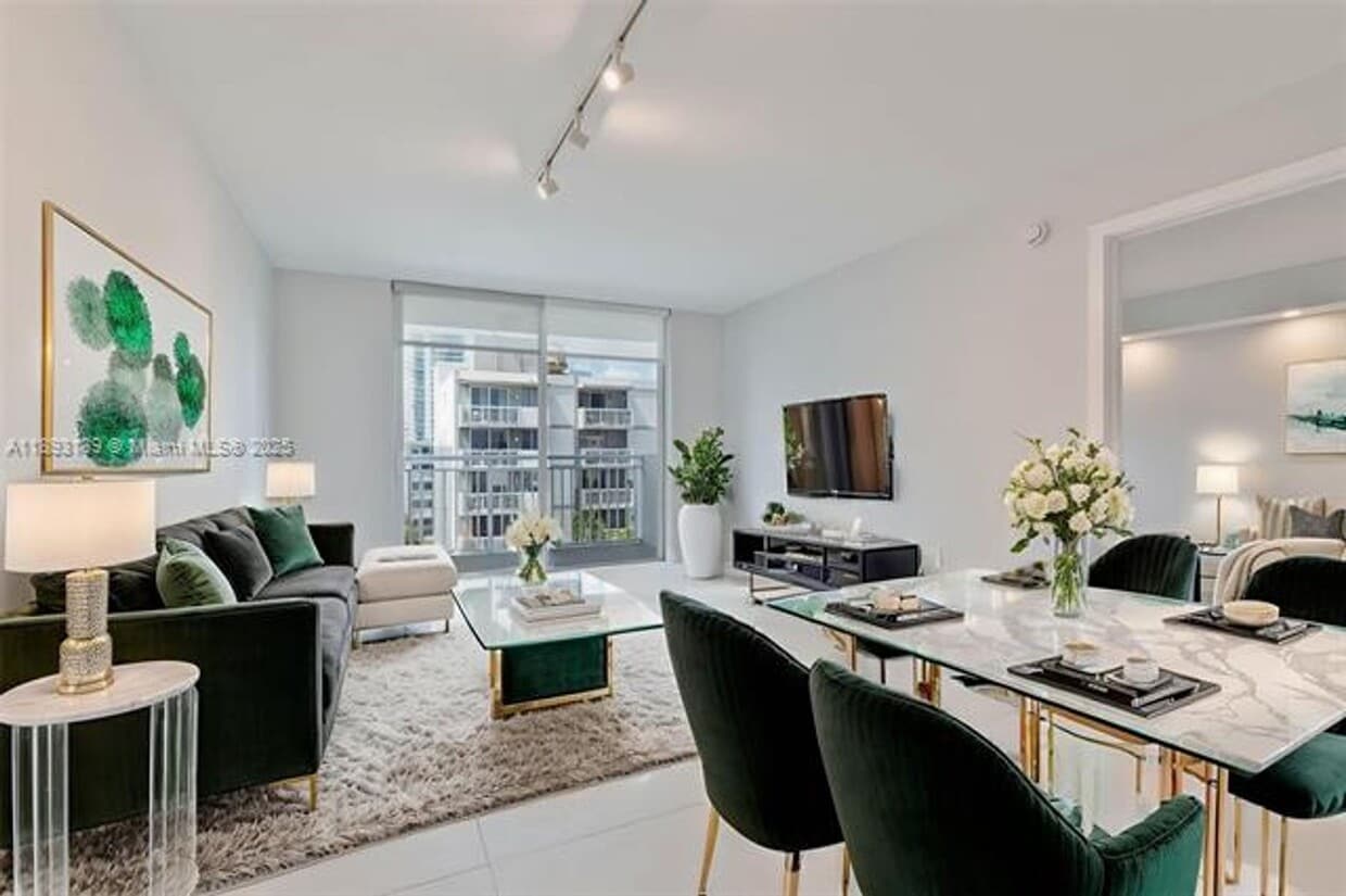 Photo - 1665 Bay Rd unit 522 (A11893139)