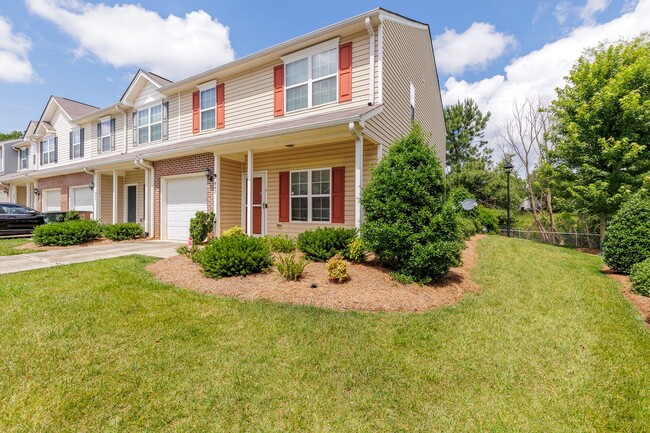 Building Photo - Spacious Townhome in Greensboro NC