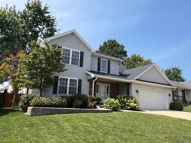 Building Photo - 5 Bed Stunner - East Side Bloomington!