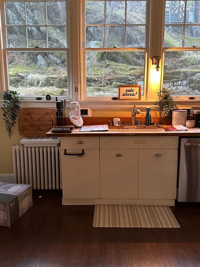 Foto del edificio - Beautiful Historical Home Fully Furnished In Downtown Juneau!