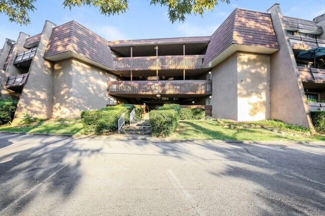 Building Photo - 915 S Seminole Dr