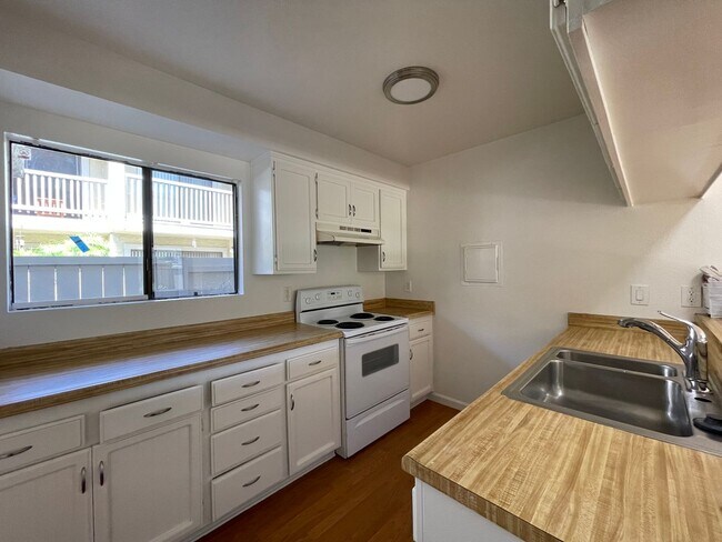 Building Photo - Southside Renovated 2 Bdrm Condo