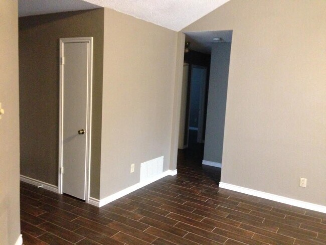 Building Photo - 825 Simon Dr