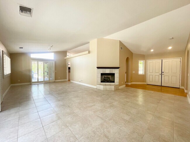 Foto del edificio - COMING SOON!!! GORGEOUS 3 Bedroom/2.5 Bathroom POOL Home Oasis Awaits in Regency Estates!!