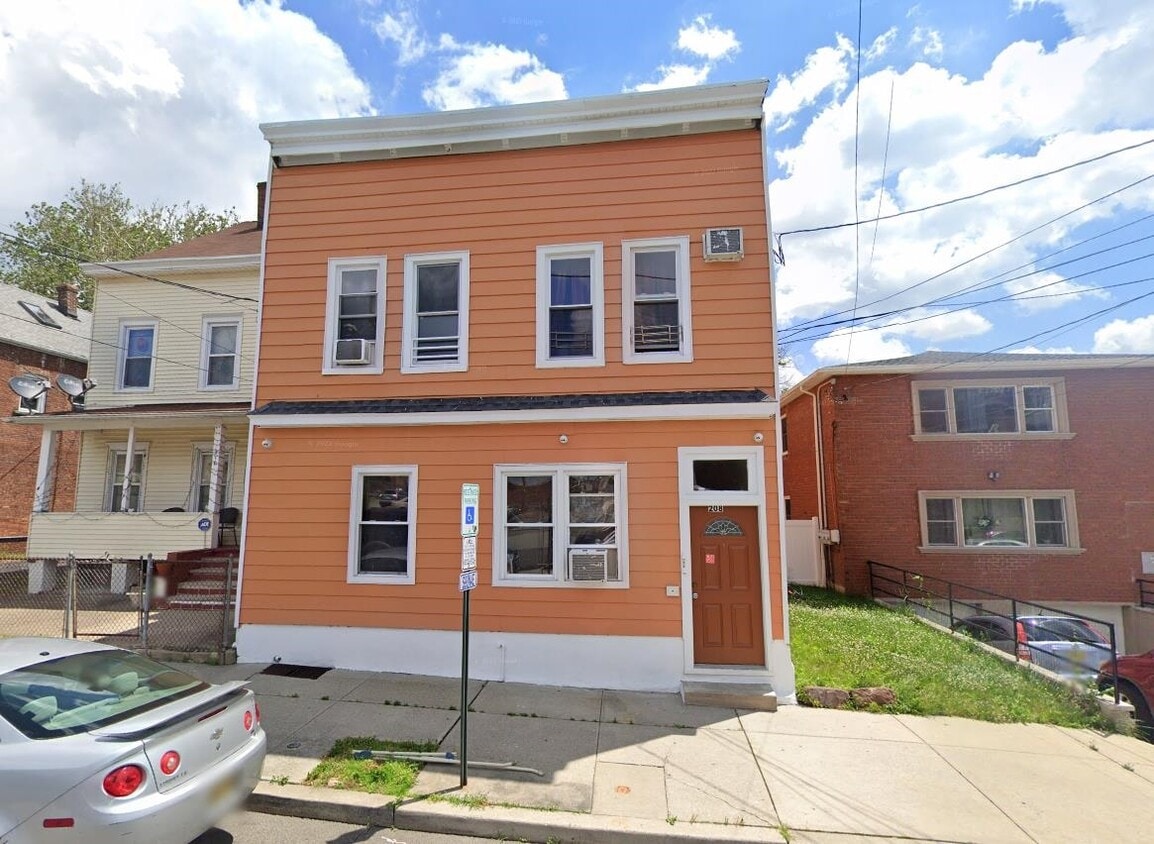 Primary Photo - 208 4th St