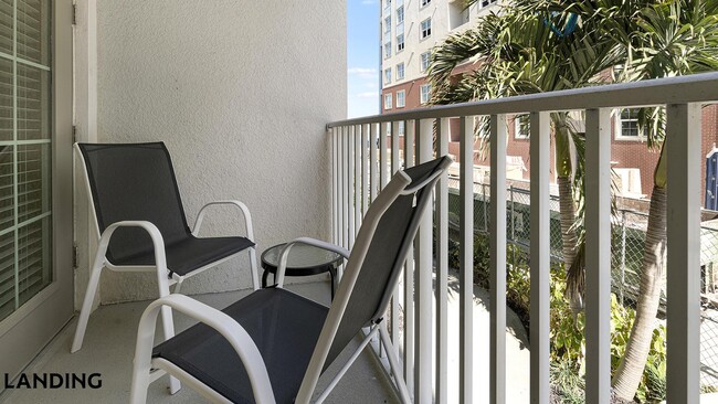 Foto del edificio - 2220 W First St