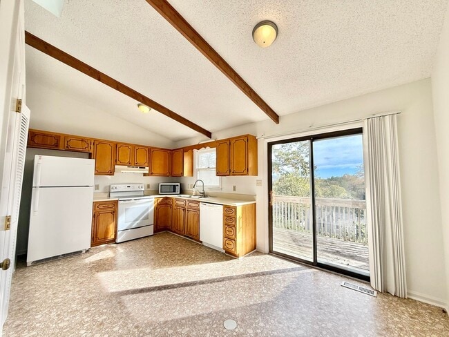 Building Photo - Two Bedroom Duplex with Garage and Storage...