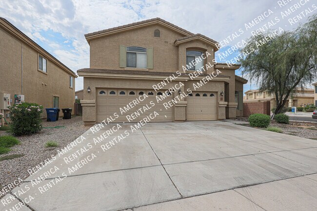 Foto del edificio - 5 bedrooms/ 3 bathrooms!