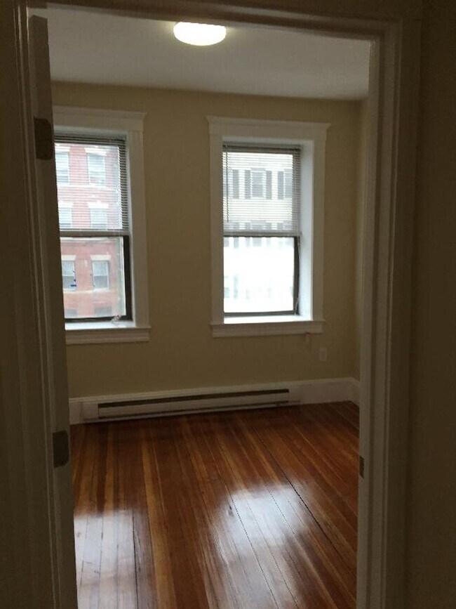 Building Photo - No Brokers Fee. Large Recently Renovated Unit in Mission Hill, Steps from the T Stop, Dishwasher,...