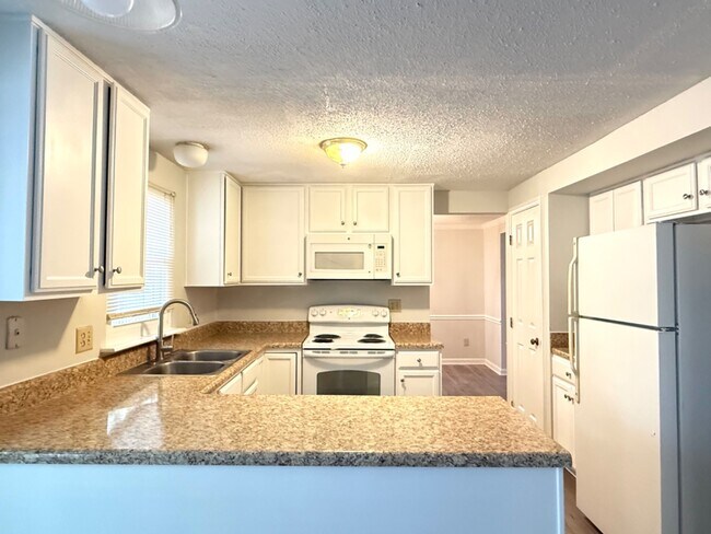 Foto del edificio - 4 Bedroom Single Family Home in Cary - No HOA
