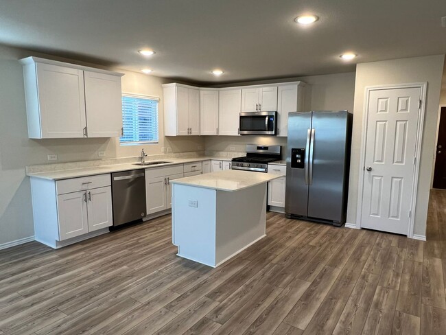 Building Photo - Gorgeous 4 Bedroom House for Rent  in Roys...